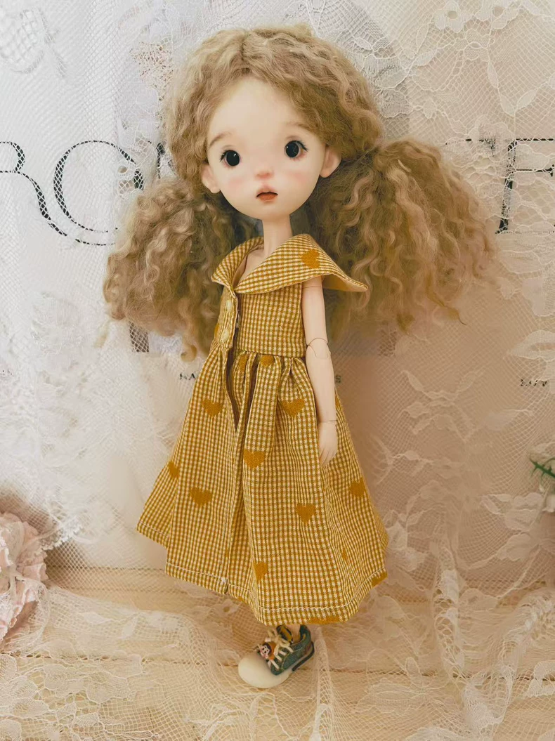 Charming Yellow Checkered Blythe Doll Dress with Heart Patterns & Matching Accessories – OB22/OB24 - Image 6