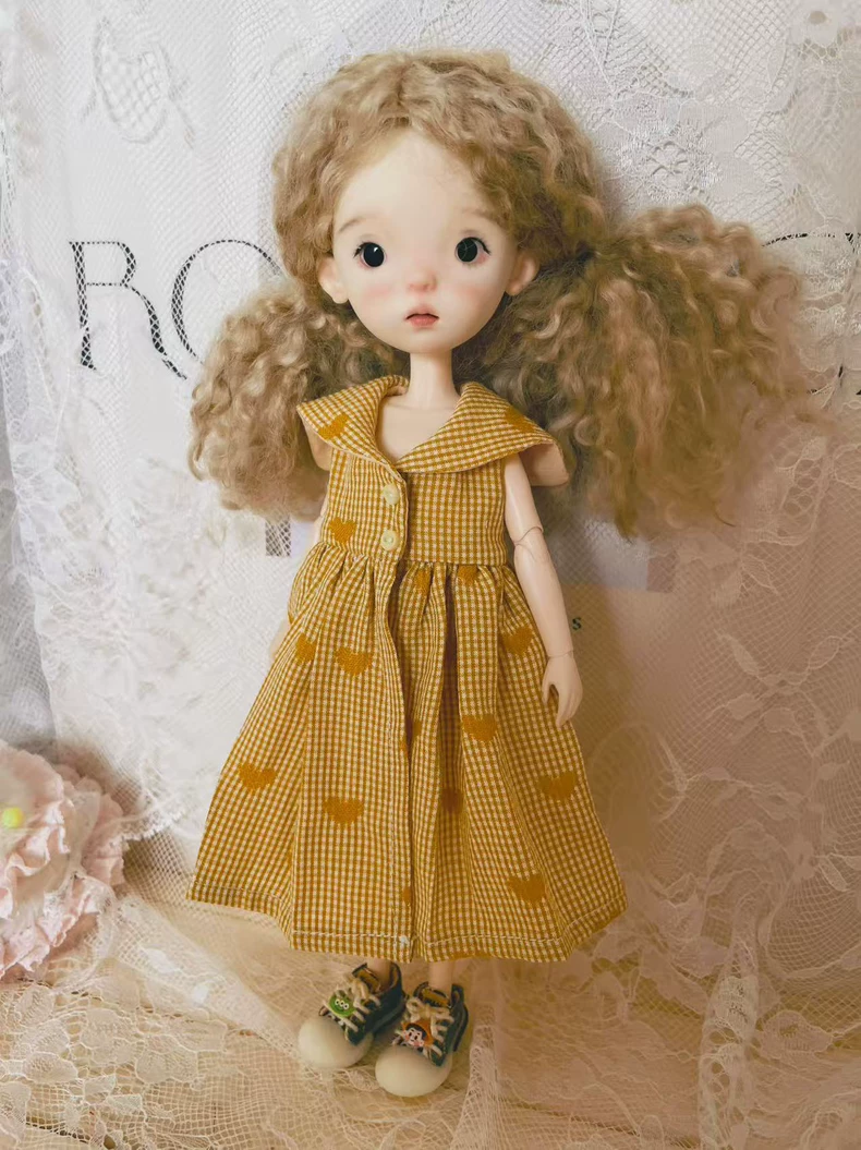Charming Yellow Checkered Blythe Doll Dress with Heart Patterns & Matching Accessories – OB22/OB24 - Image 7
