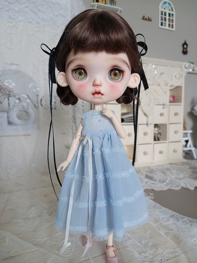 Charming Blythe Doll Blue Lace Dress - Elegant OB22 & OB24 Outfit for Collectors - Image 1