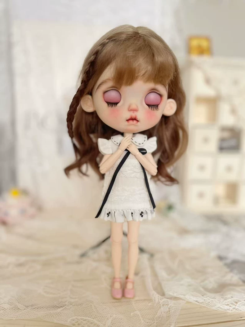 Elegant Blythe Doll Dress: White & Black Accent Outfit for Collectors - Image 6