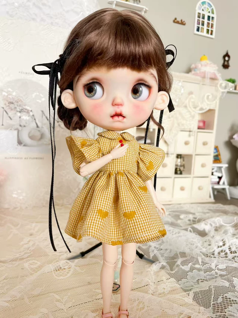 Vintage Charm BLYTHE Doll Dress: Elegant Yellow Heart-Patterned Cotton Outfit for Collectors - Image 1