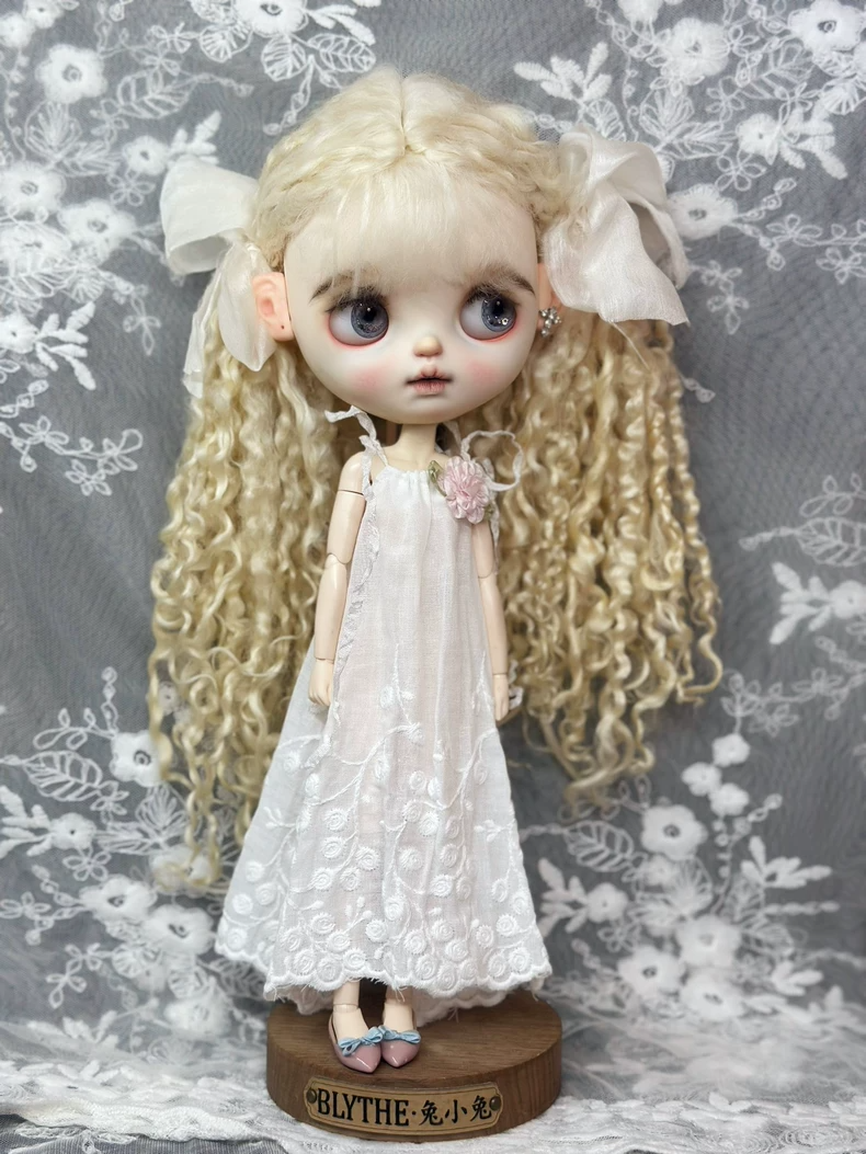 Exquisite Floral Blythe Doll Dress – Elegant White Ob24 Outfit with Detachable Brooch - Image 1