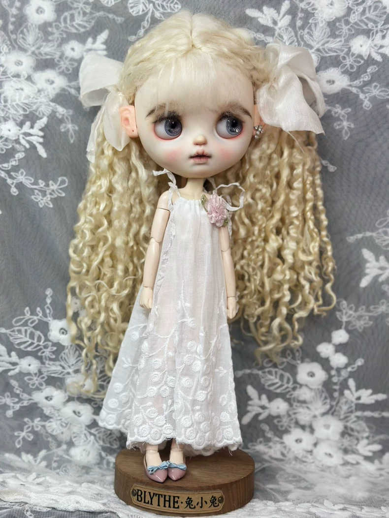 Exquisite Floral Blythe Doll Dress – Elegant White Ob24 Outfit with Detachable Brooch - Image 2