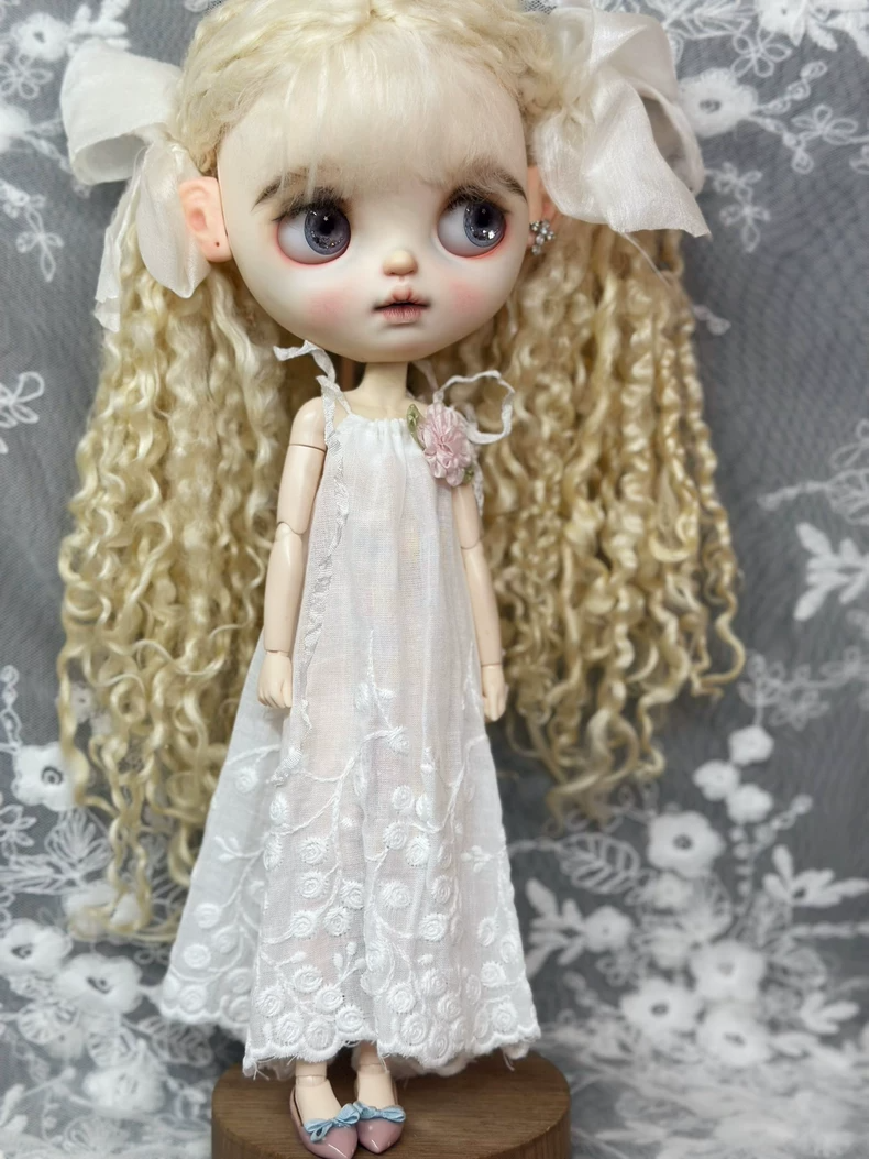 Exquisite Floral Blythe Doll Dress – Elegant White Ob24 Outfit with Detachable Brooch - Image 3