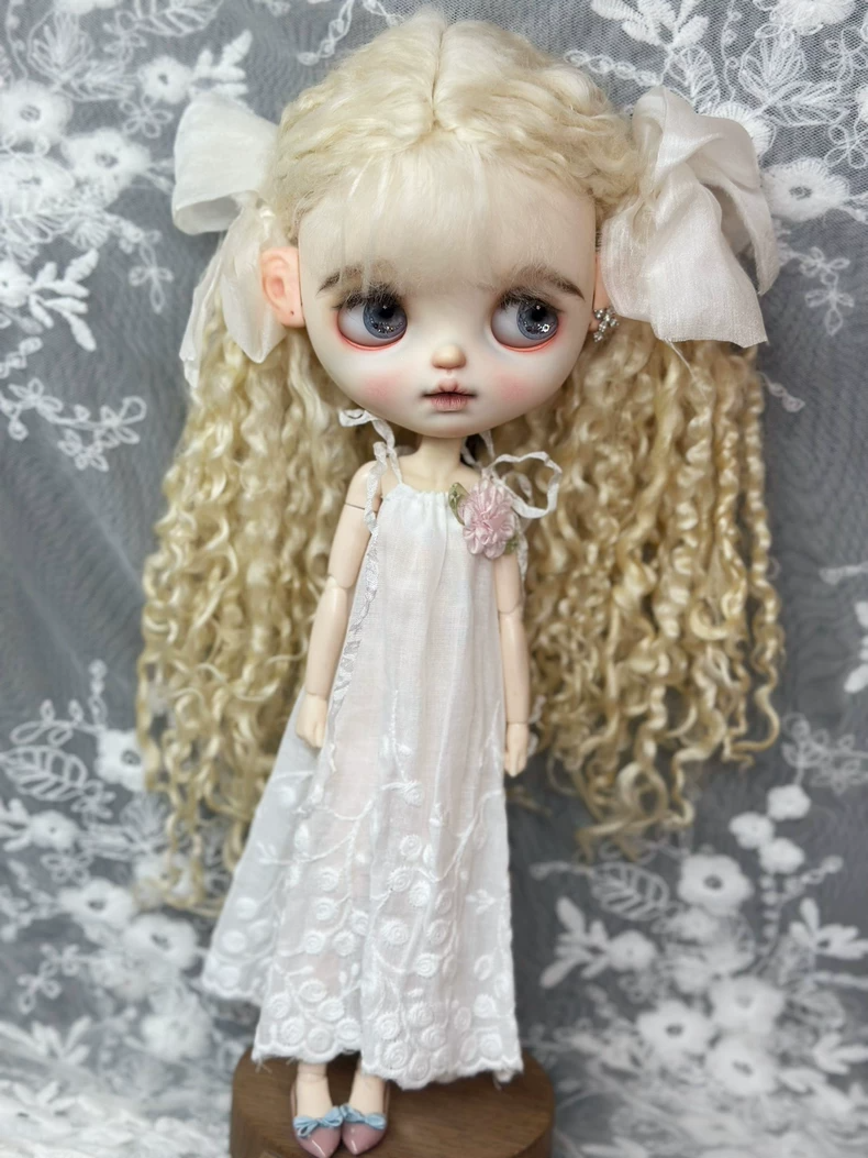 Exquisite Floral Blythe Doll Dress – Elegant White Ob24 Outfit with Detachable Brooch - Image 4