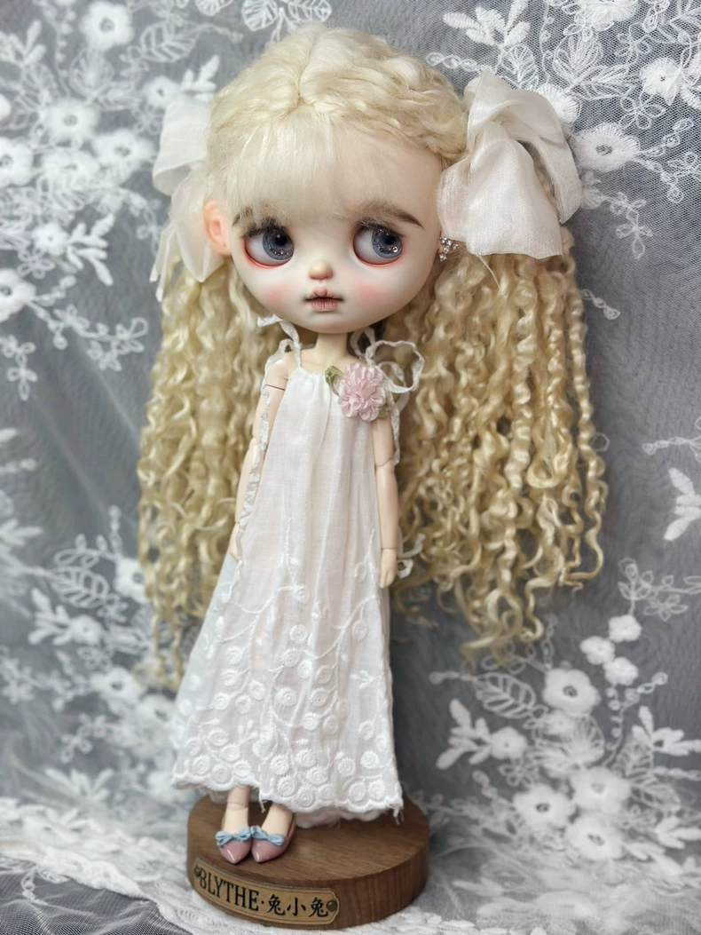 Exquisite Floral Blythe Doll Dress – Elegant White Ob24 Outfit with Detachable Brooch - Image 5