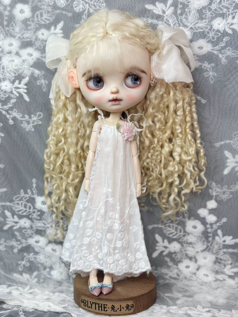 Exquisite Floral Blythe Doll Dress – Elegant White Ob24 Outfit with Detachable Brooch - Image 6