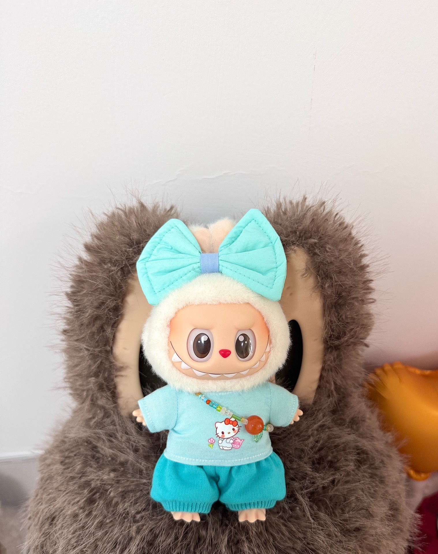 Charming Labubu Doll Outfit: Stylish Blue Top & Pants Set with Decorative Bow for Collectors - Image 4