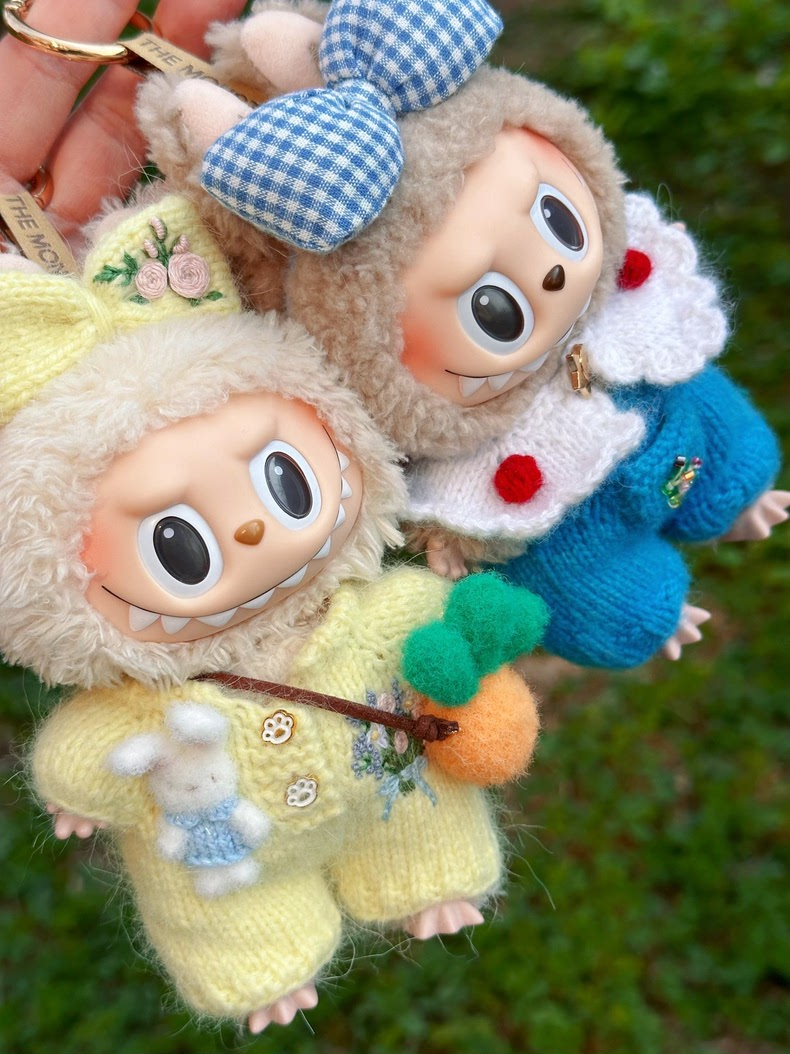 Adorable LABUBU Outfit for 17cm Figurines – Knit Sweater, Butterfly Bow & Carrot Accessory - Image 1