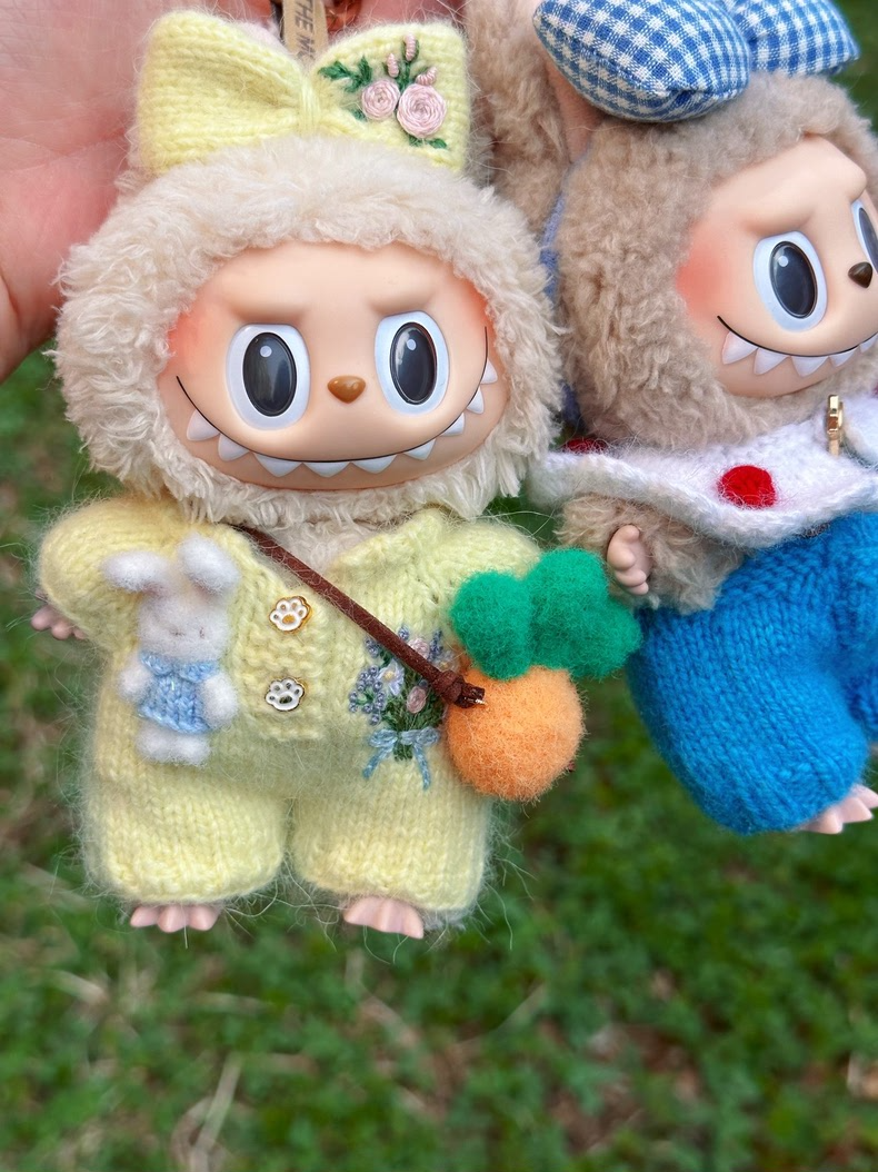 Adorable LABUBU Outfit for 17cm Figurines – Knit Sweater, Butterfly Bow & Carrot Accessory - Image 2