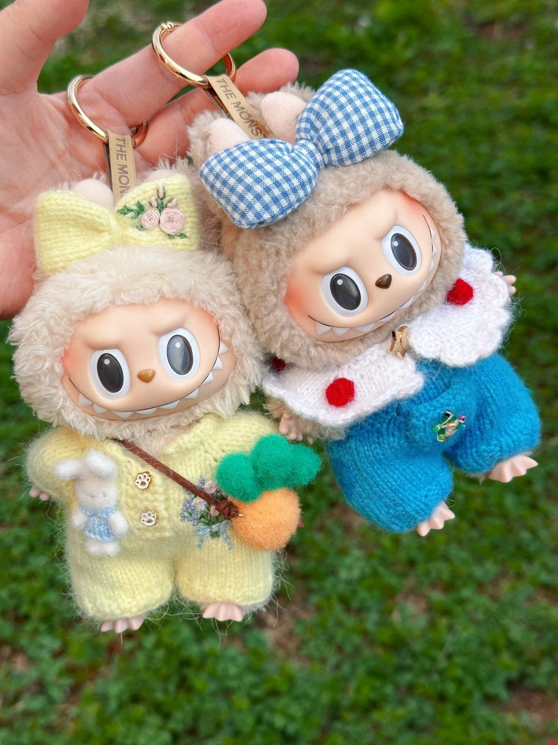 Adorable LABUBU Outfit for 17cm Figurines – Knit Sweater, Butterfly Bow & Carrot Accessory - Image 3