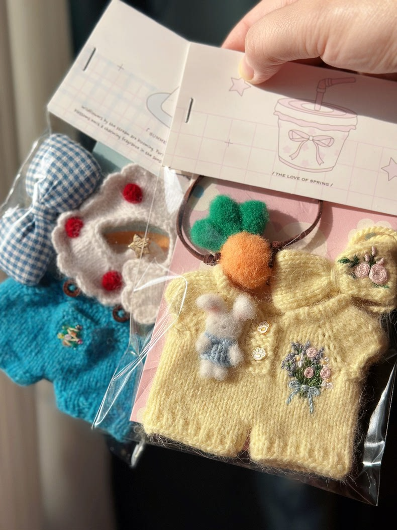 Adorable LABUBU Outfit for 17cm Figurines – Knit Sweater, Butterfly Bow & Carrot Accessory - Image 4