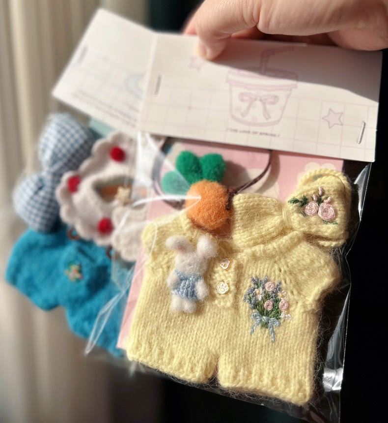 Adorable LABUBU Outfit for 17cm Figurines – Knit Sweater, Butterfly Bow & Carrot Accessory - Image 5