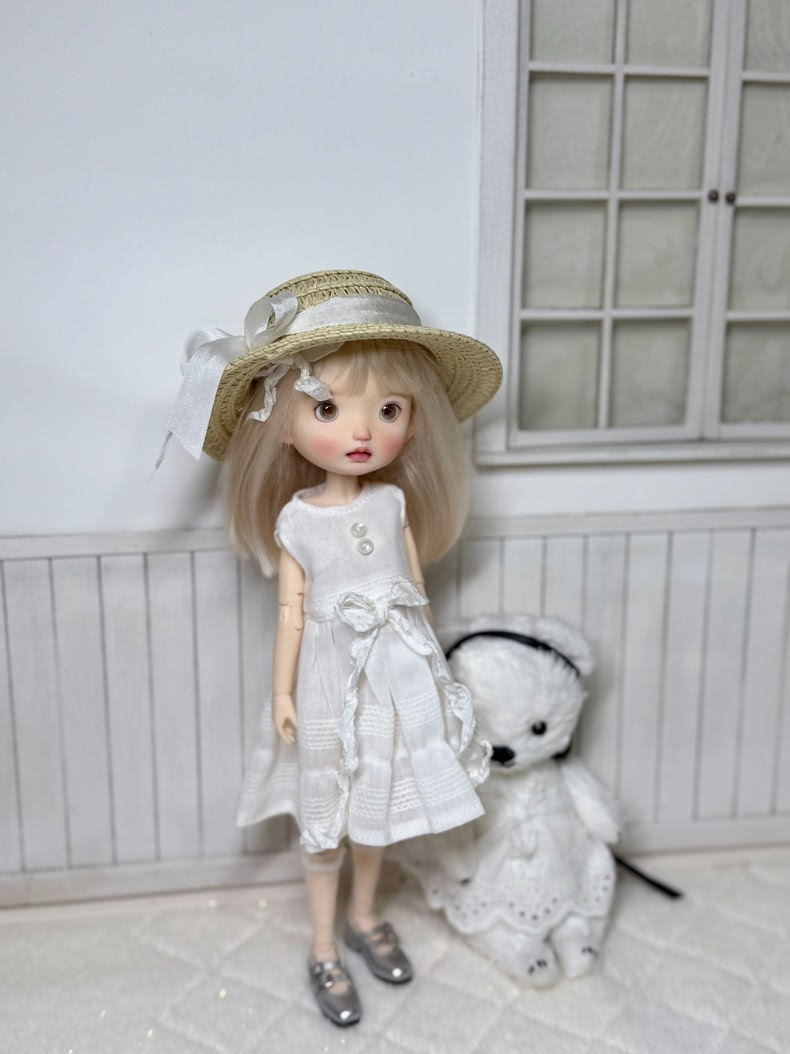 Charming Blythe Doll Outfit: Elegant White Dress & Straw Hat for OB22/OB24 Dolls - Image 1
