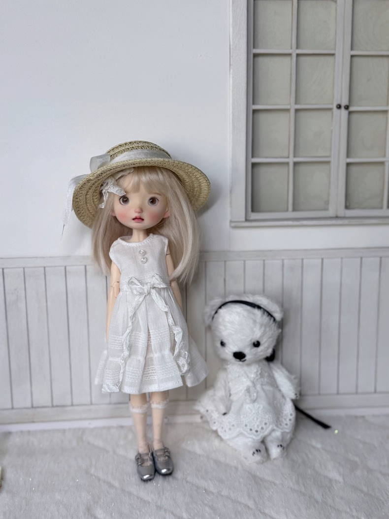 Charming Blythe Doll Outfit: Elegant White Dress & Straw Hat for OB22/OB24 Dolls - Image 2
