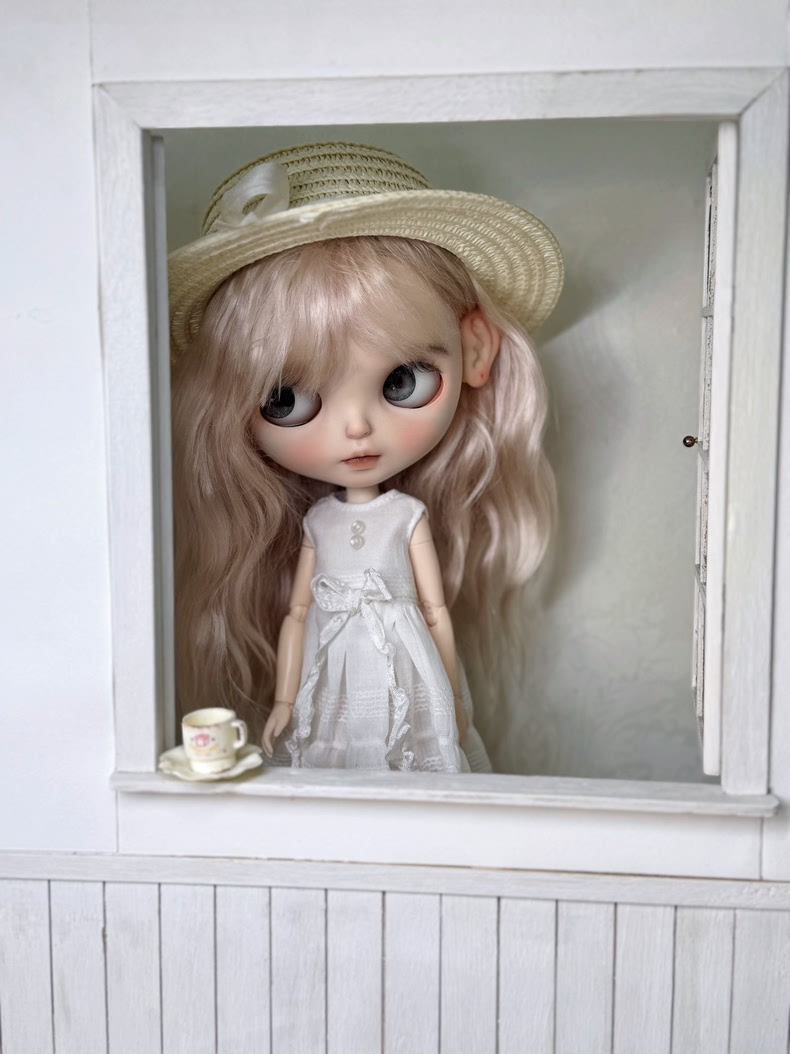Charming Blythe Doll Outfit: Elegant White Dress & Straw Hat for OB22/OB24 Dolls - Image 3