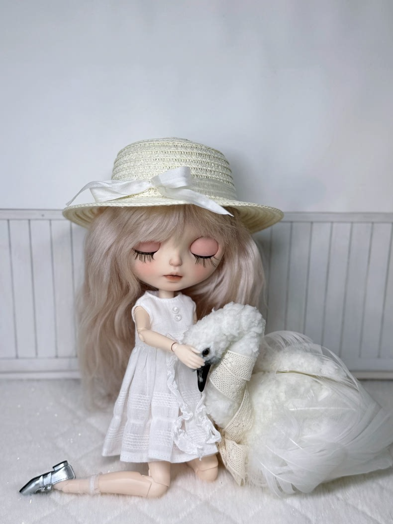 Charming Blythe Doll Outfit: Elegant White Dress & Straw Hat for OB22/OB24 Dolls - Image 4