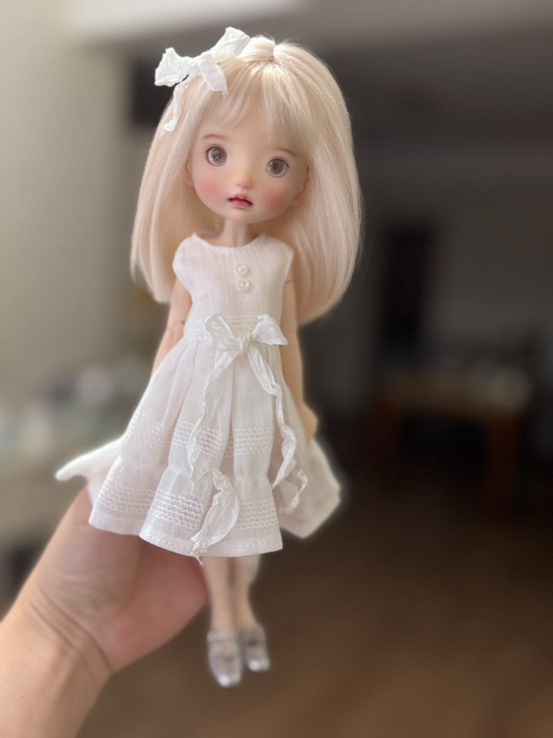 Charming Blythe Doll Outfit: Elegant White Dress & Straw Hat for OB22/OB24 Dolls - Image 6