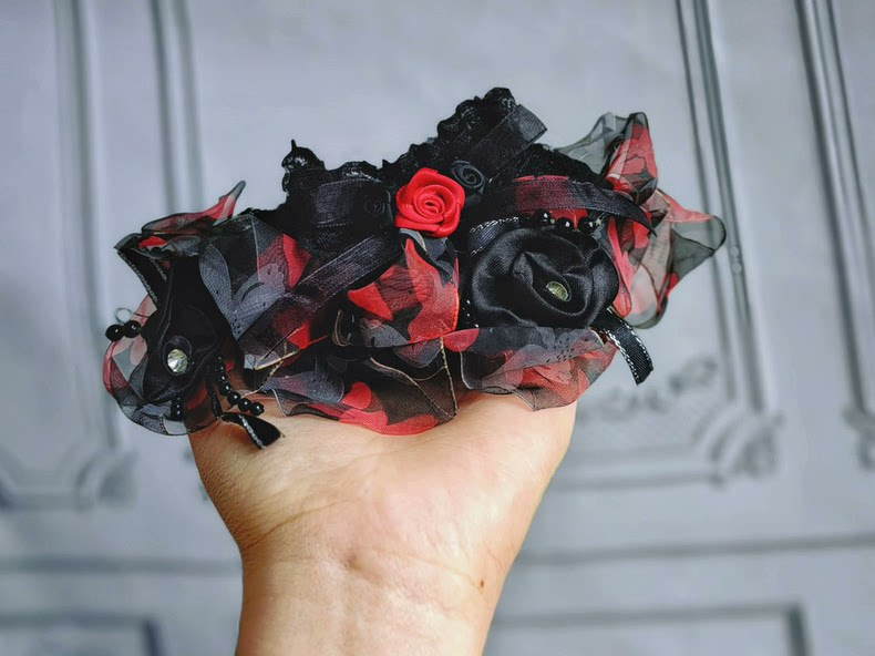 Gothic Elegance: Red & Black Rose Labubu Blind Box Ensemble with Lace & Pearls - Image 3