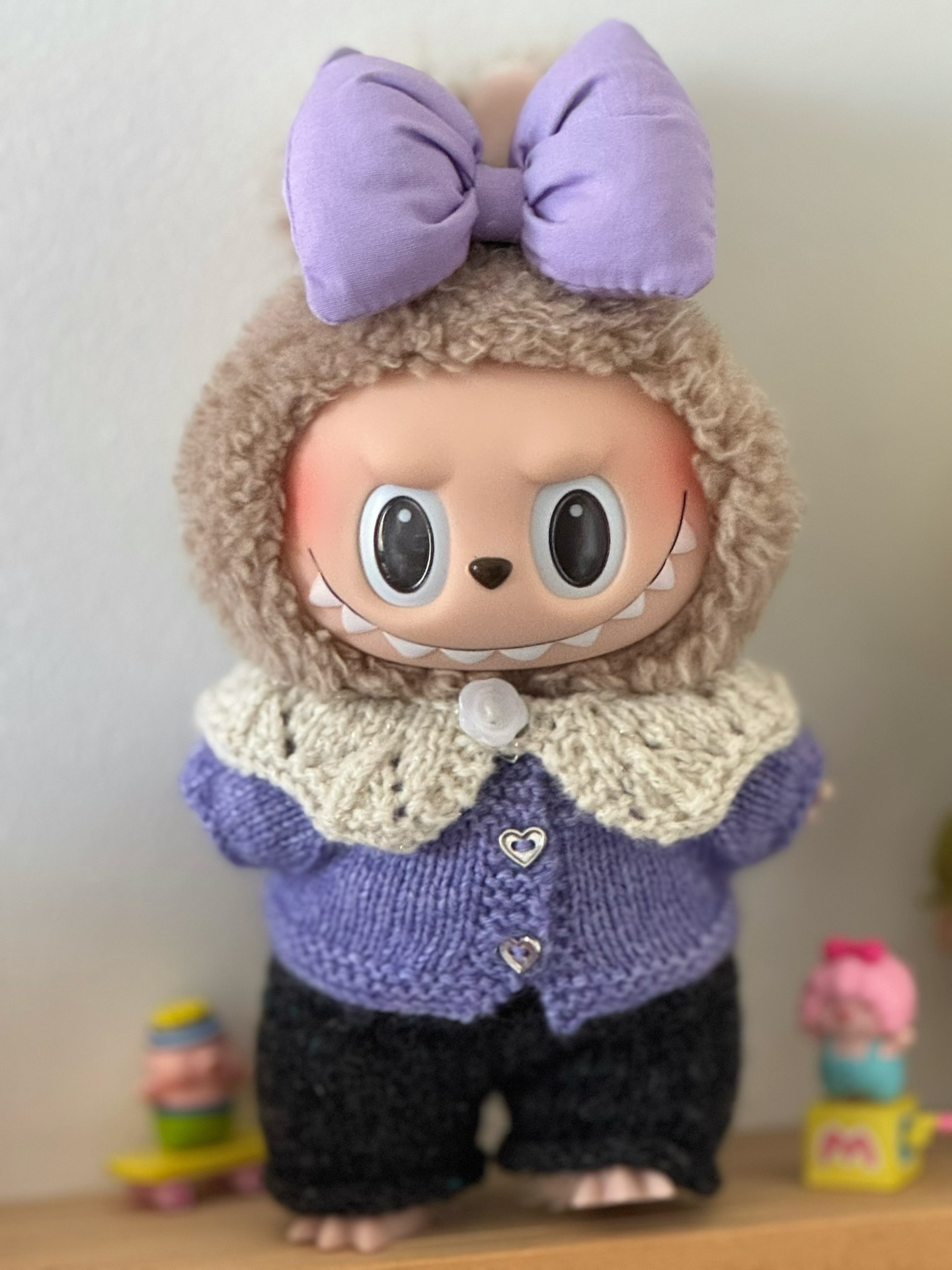 Charming LABUBU Knit Outfit: Handmade Cardigan, Scarf & Pants for 17cm Collectible Figures - Image 1