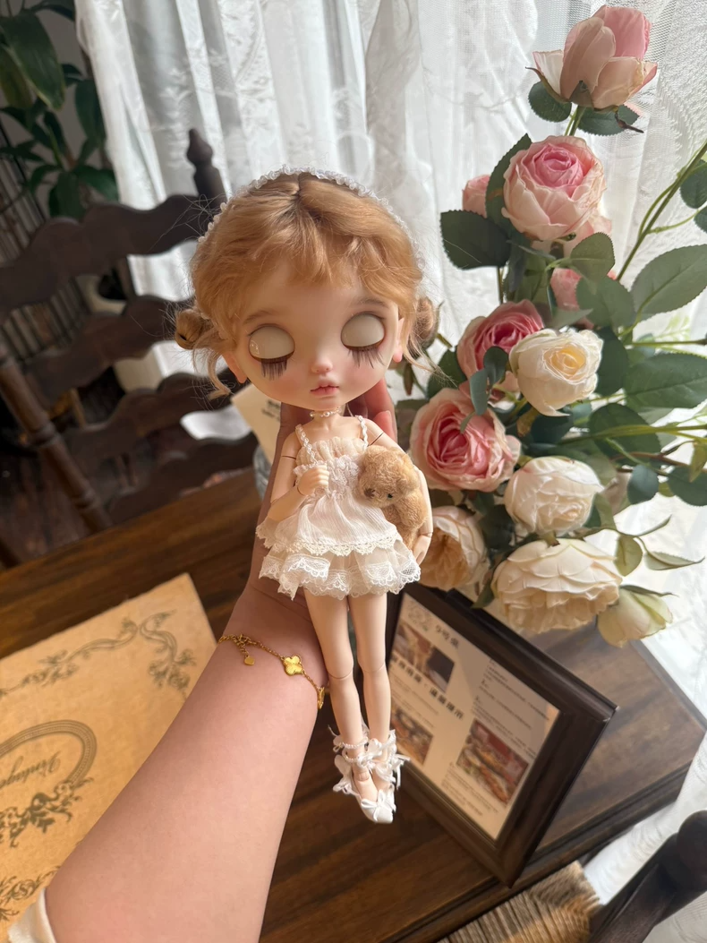 Blythe Doll Delicate Lace Dress Set Cream Floral with Adjustable Neckline & Accessories - Image 1