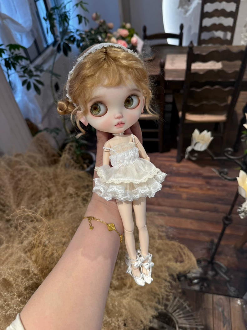Blythe Doll Delicate Lace Dress Set Cream Floral with Adjustable Neckline & Accessories - Image 2