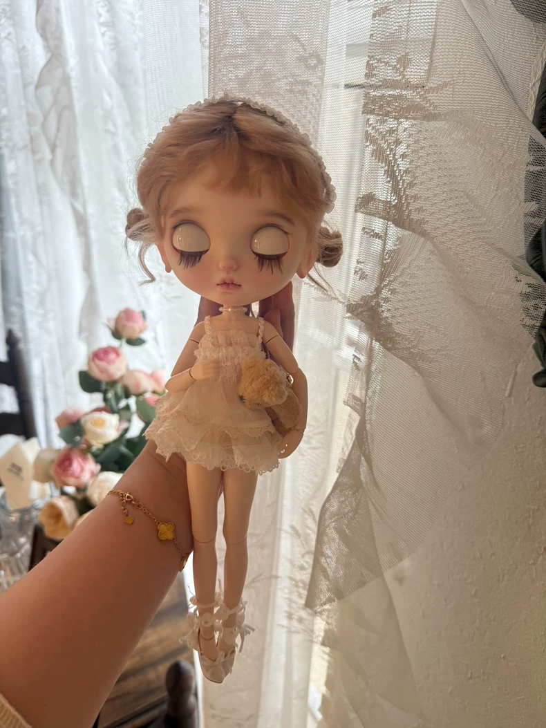 Blythe Doll Delicate Lace Dress Set Cream Floral with Adjustable Neckline & Accessories - Image 6