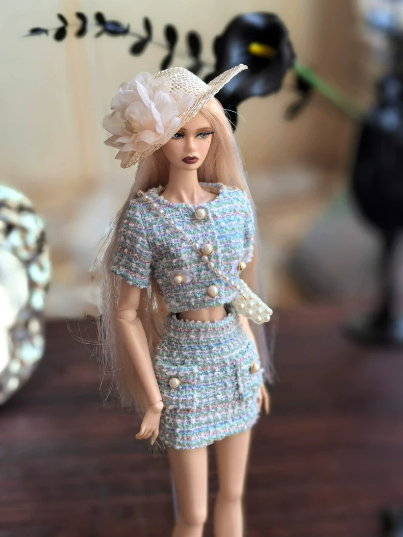 Elegant BJD 1/6 Doll Outfit Set: Chic Knit Ensemble w/ Hat, Bag & Accessories (Blue/Beige) - Image 4