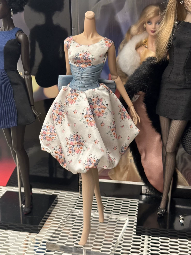 Vintage Floral Doll Dress – Elegant 1/6 Scale Miniature Gown with Detachable Accessories - Image 1