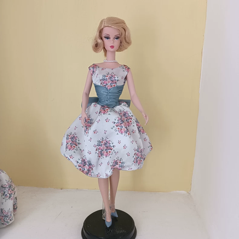 Vintage Floral Doll Dress – Elegant 1/6 Scale Miniature Gown with Detachable Accessories - Image 3