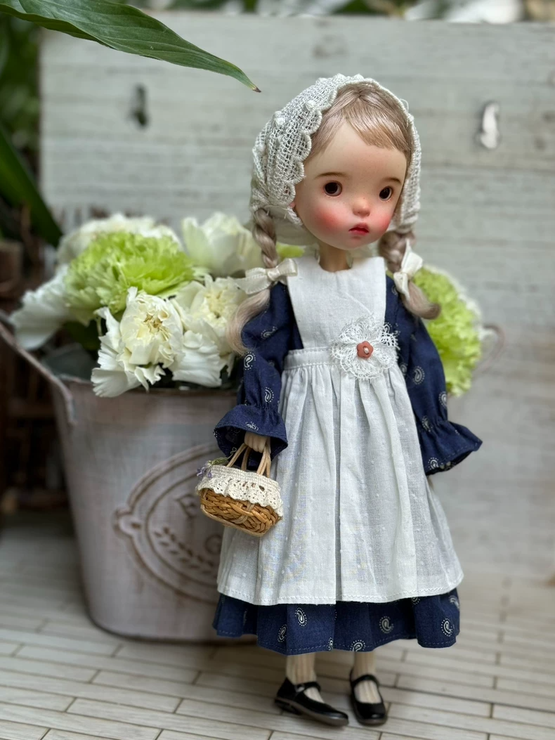Vintage Blythe Doll Outfit – Elegant Linen Dress & Bonnet for Collectors - Image 1