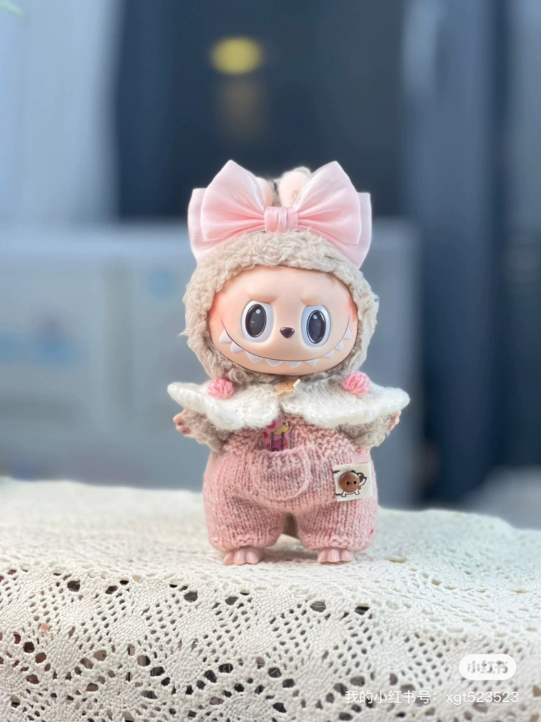 Handmade LABUBU Doll Outfit – Pink Popcorn Playsuit & Bow, Premium Wool, Artisan Crafted - Image 1