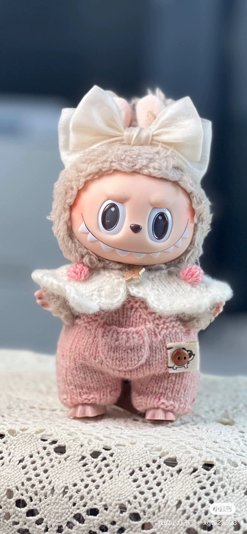 Handmade LABUBU Doll Outfit – Pink Popcorn Playsuit & Bow, Premium Wool, Artisan Crafted - Image 2