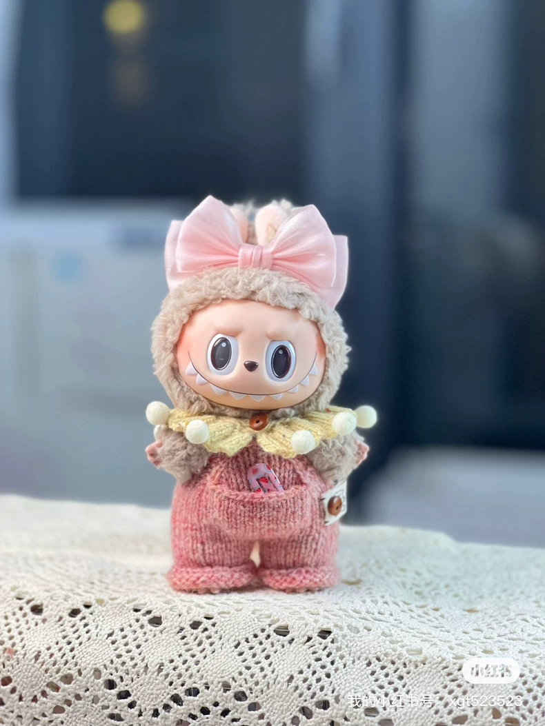 Handmade LABUBU Doll Outfit – Pink Popcorn Playsuit & Bow, Premium Wool, Artisan Crafted - Image 3