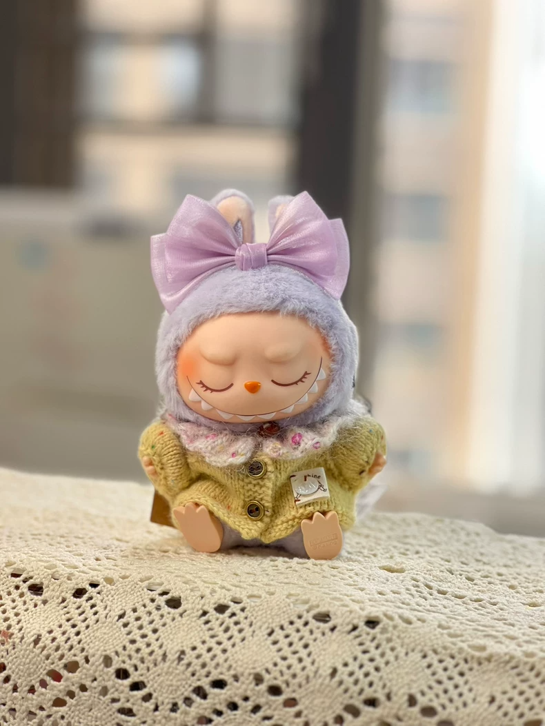 Charming Labubu Doll Outfit: Cozy Sweater, Stylish Scarf & Adorable Accessories for Collectors - Image 5