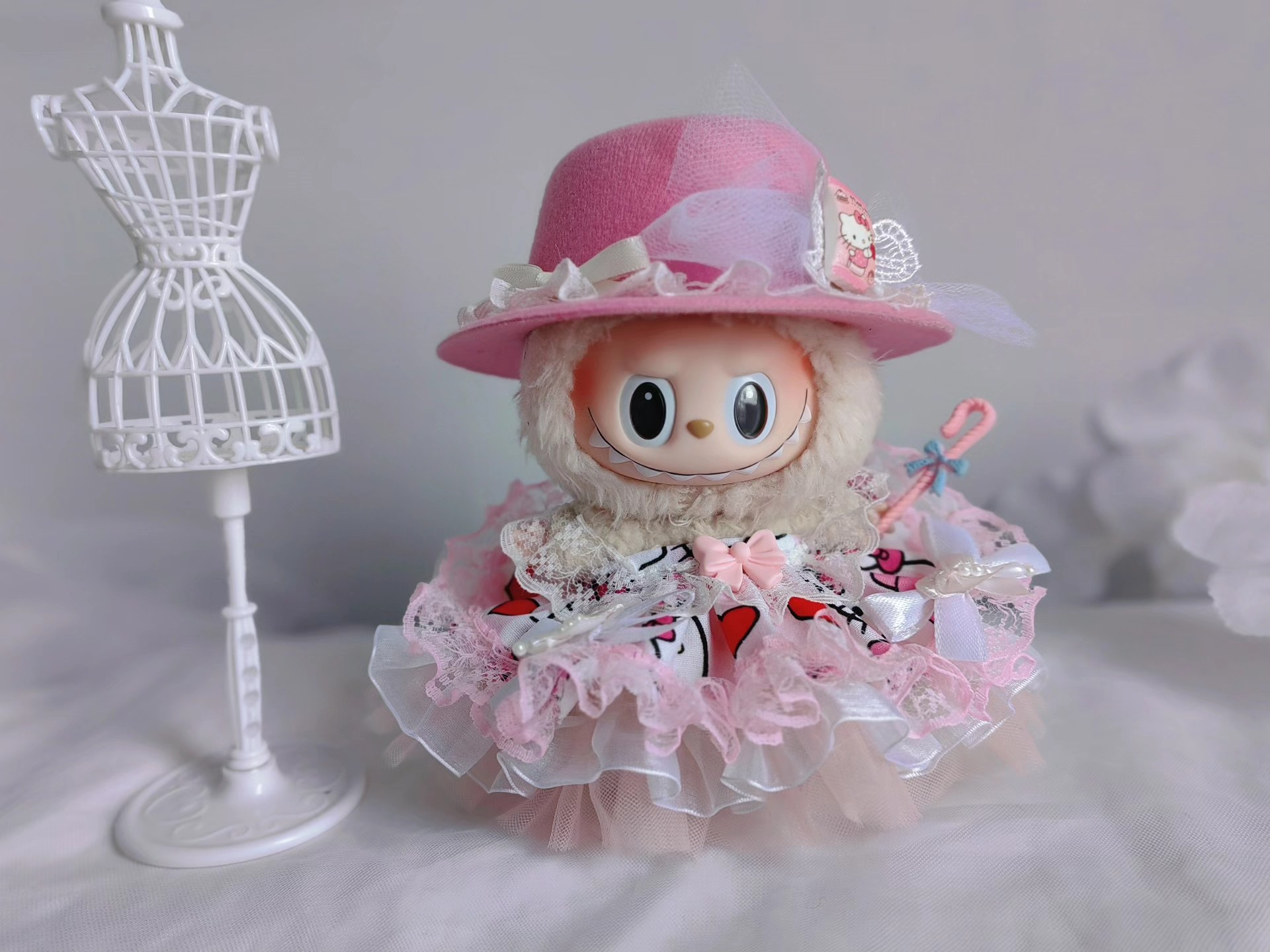 Adorable Hello Kitty Labubu Doll Outfit – Pink Dress, Hat & Walking Stick for 17cm Dolls - Image 1