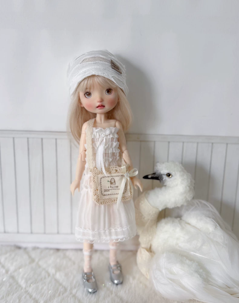 Elegant White Blythe Doll Outfit with Hat, Lace Socks & Silk Clips – Perfect for OB22 & OB24 Collectors - Image 1