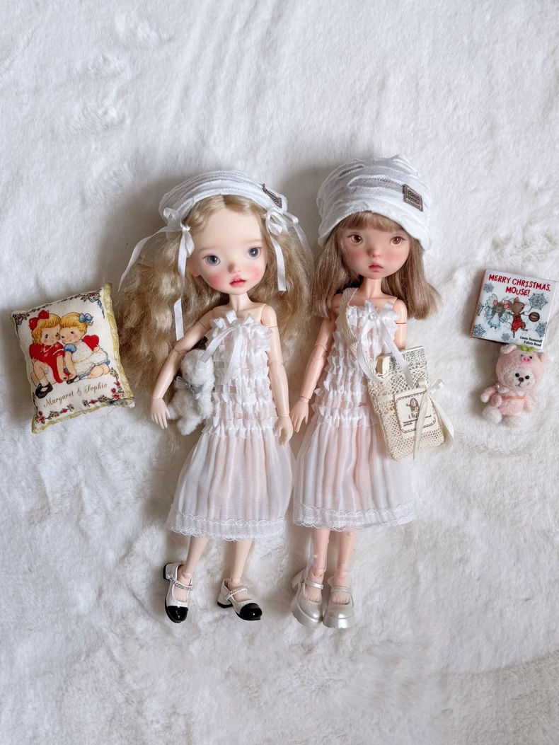 Elegant White Blythe Doll Outfit with Hat, Lace Socks & Silk Clips – Perfect for OB22 & OB24 Collectors - Image 3