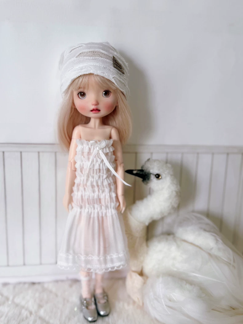 Elegant White Blythe Doll Outfit with Hat, Lace Socks & Silk Clips – Perfect for OB22 & OB24 Collectors - Image 4