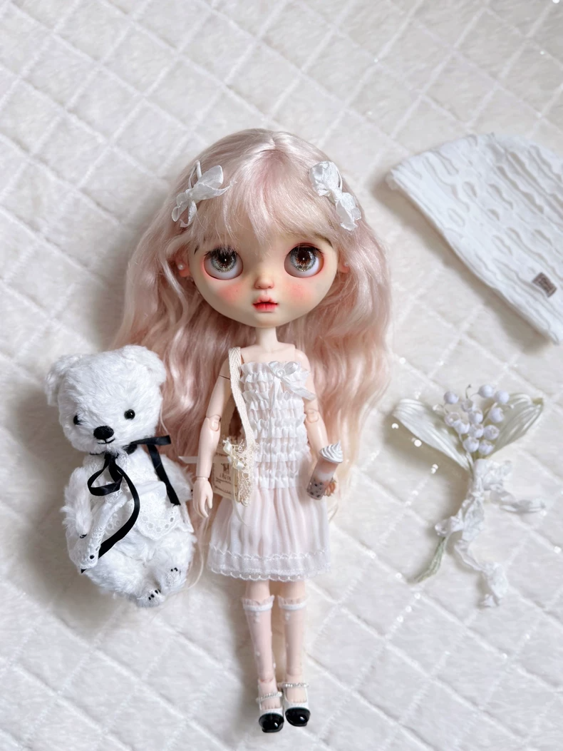 Elegant White Blythe Doll Outfit with Hat, Lace Socks & Silk Clips – Perfect for OB22 & OB24 Collectors - Image 5