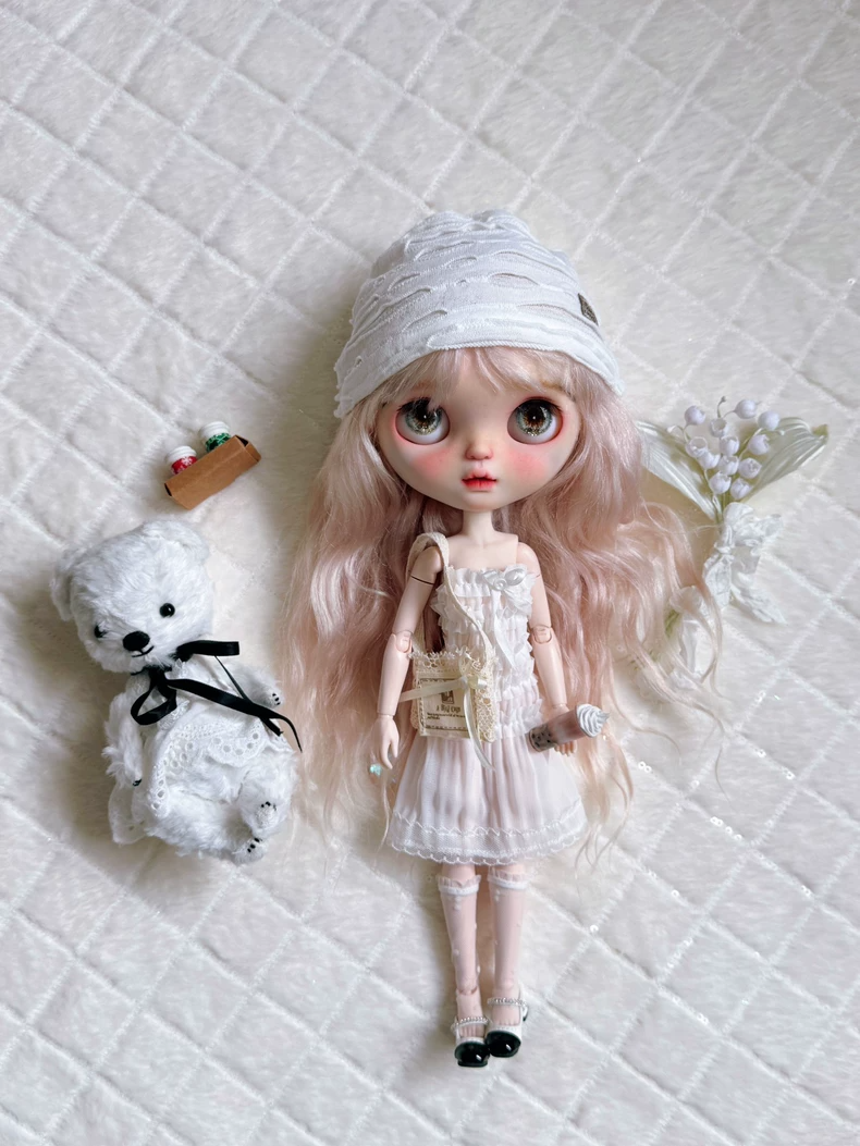 Elegant White Blythe Doll Outfit with Hat, Lace Socks & Silk Clips – Perfect for OB22 & OB24 Collectors - Image 6
