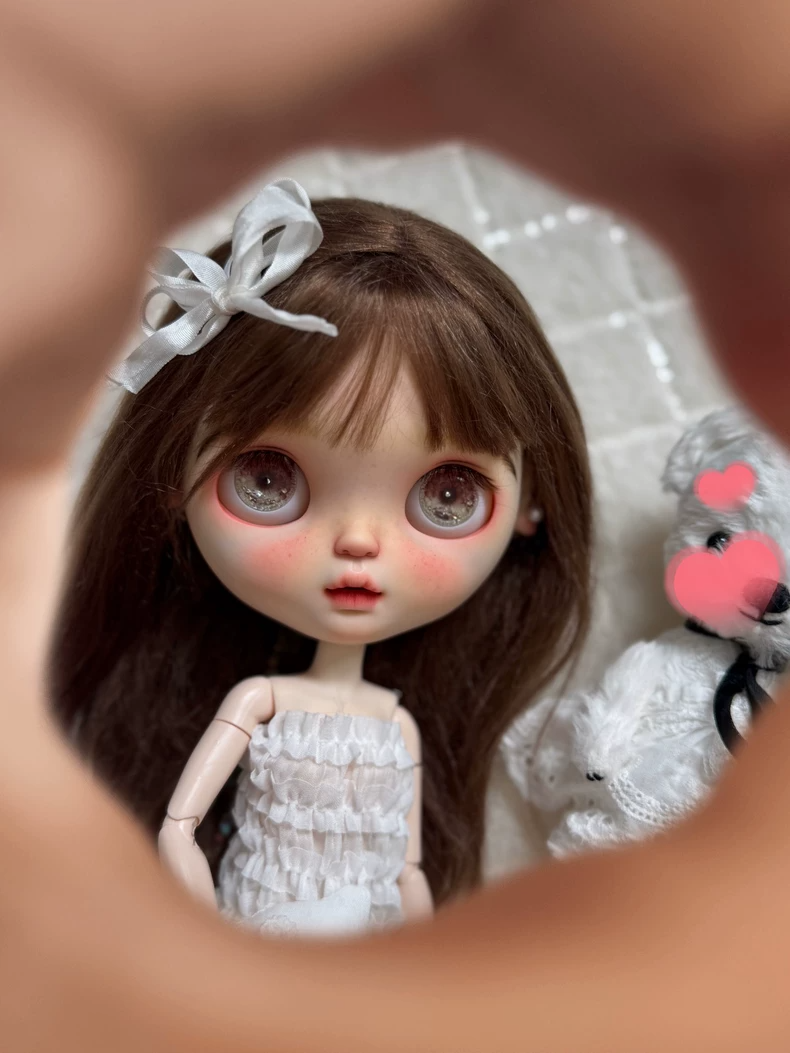 Elegant White Blythe Doll Outfit with Hat, Lace Socks & Silk Clips – Perfect for OB22 & OB24 Collectors - Image 7