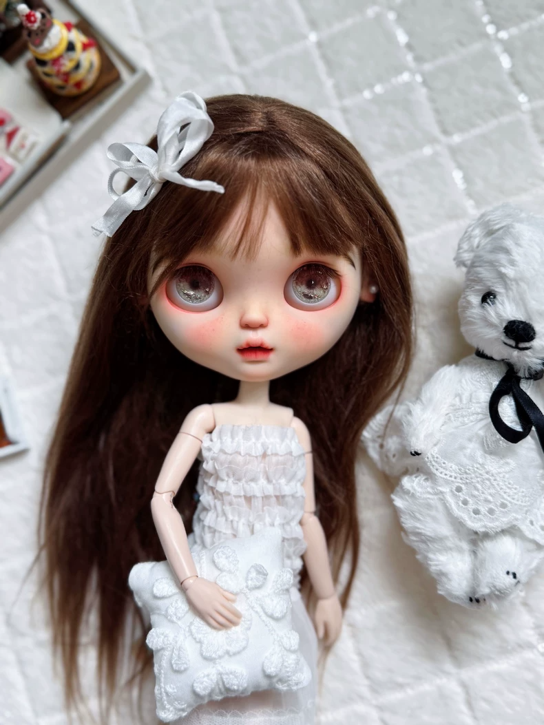 Elegant White Blythe Doll Outfit with Hat, Lace Socks & Silk Clips – Perfect for OB22 & OB24 Collectors - Image 8