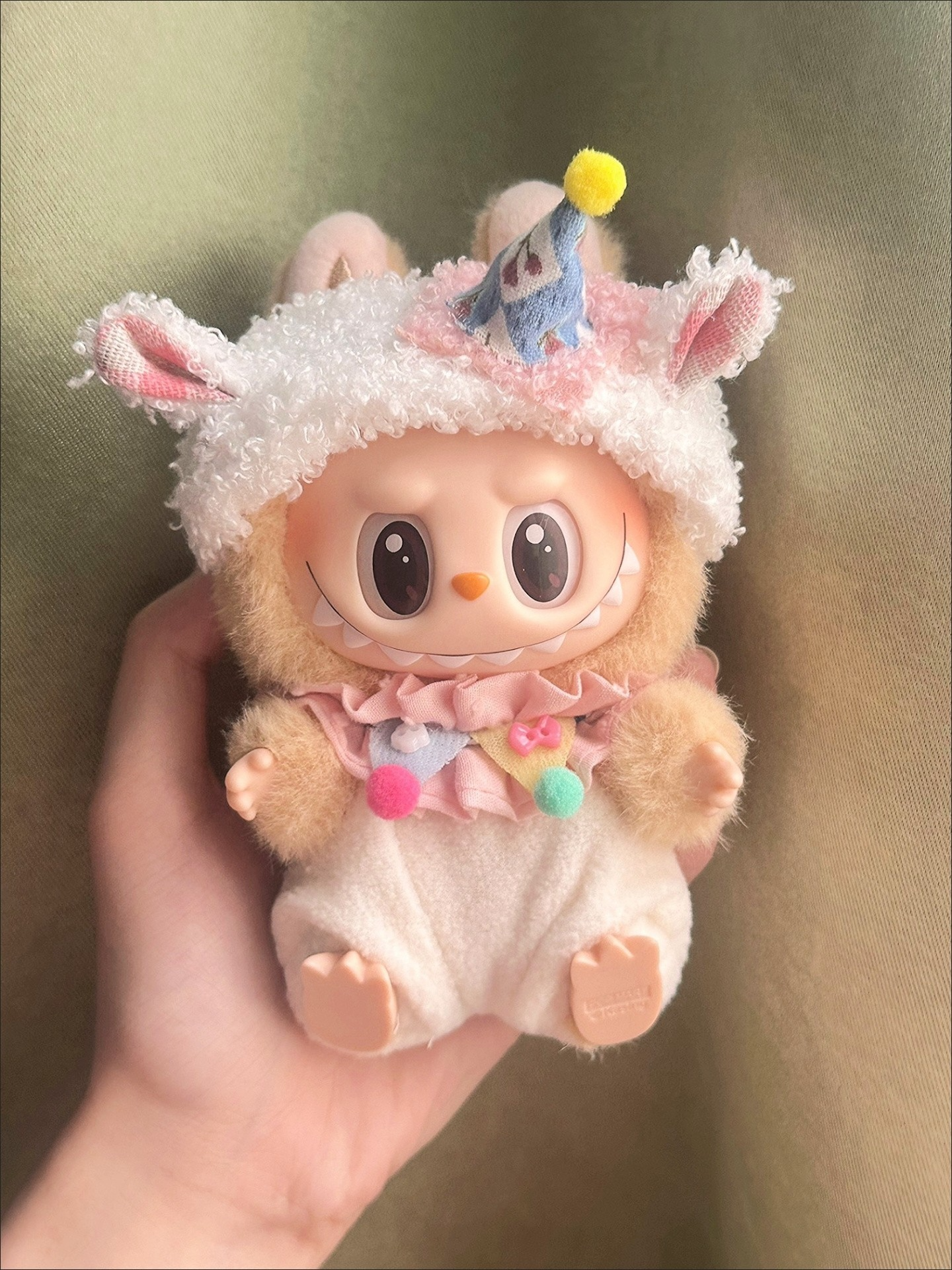 Charming Labubu Lamb Outfit for Dolls – Soft Pink & White Plush Ensemble with Party Hat & Accessories - Image 1