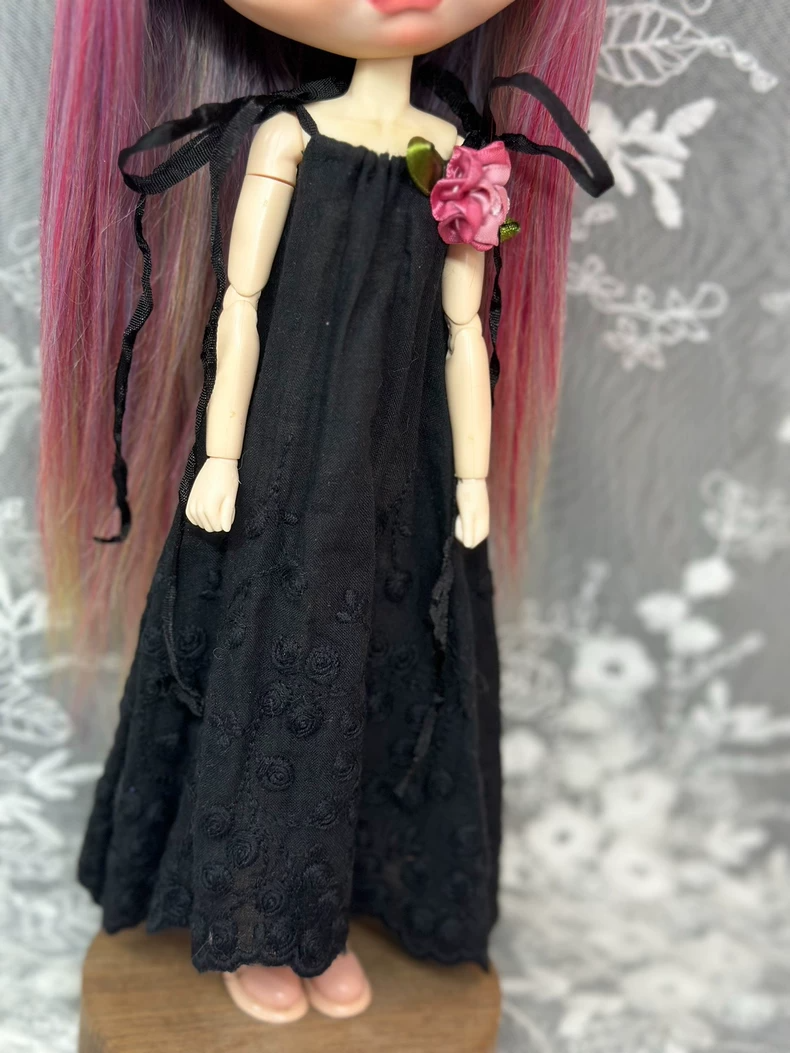 Gothic Blythe Doll Outfit: Black Lace Dress with Pink Floral Accents for ob24 - Image 5