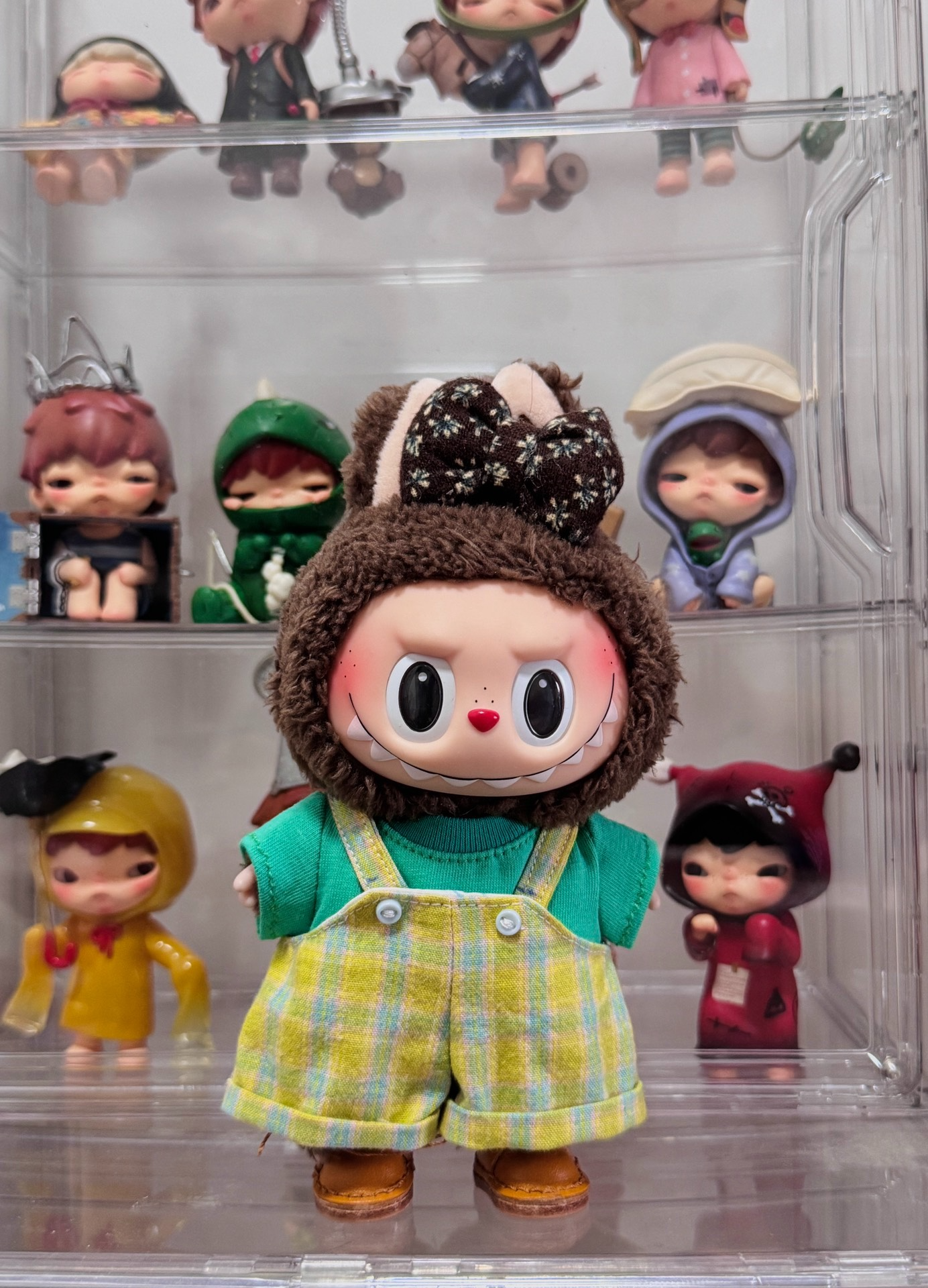 Vibrant Labubu Outfit: Plush Bear Hat, Green T-Shirt & Plaid Overalls for Dolls - Image 1