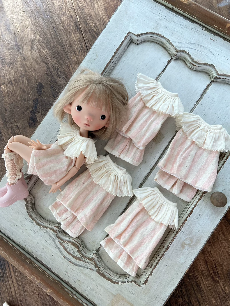 Vintage BLYTHE Doll Outfit Set - Adjustable Pastel Ruffled Dress with Lace Trim & Accessories - Image 1