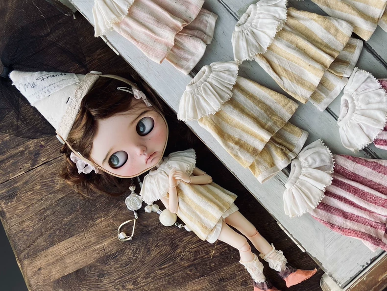 Vintage BLYTHE Doll Outfit Set - Adjustable Pastel Ruffled Dress with Lace Trim & Accessories - Image 8