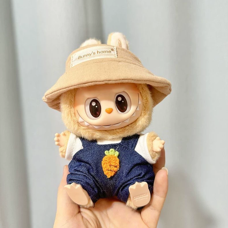 Adorable Carrot Outfit for 15-17cm Labubu Doll – Cozy Hat & Playful Denim Overalls - Image 1