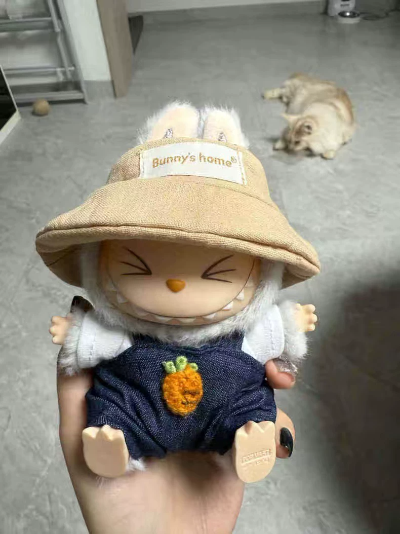 Adorable Carrot Outfit for 15-17cm Labubu Doll – Cozy Hat & Playful Denim Overalls - Image 3